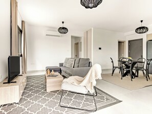 TV - Sanders Only - Delightful 2-Bdr Apt with Balcony (Agios Athanasios)