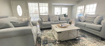 Modern Farmhouse w/Gameroom and theater room close to everything