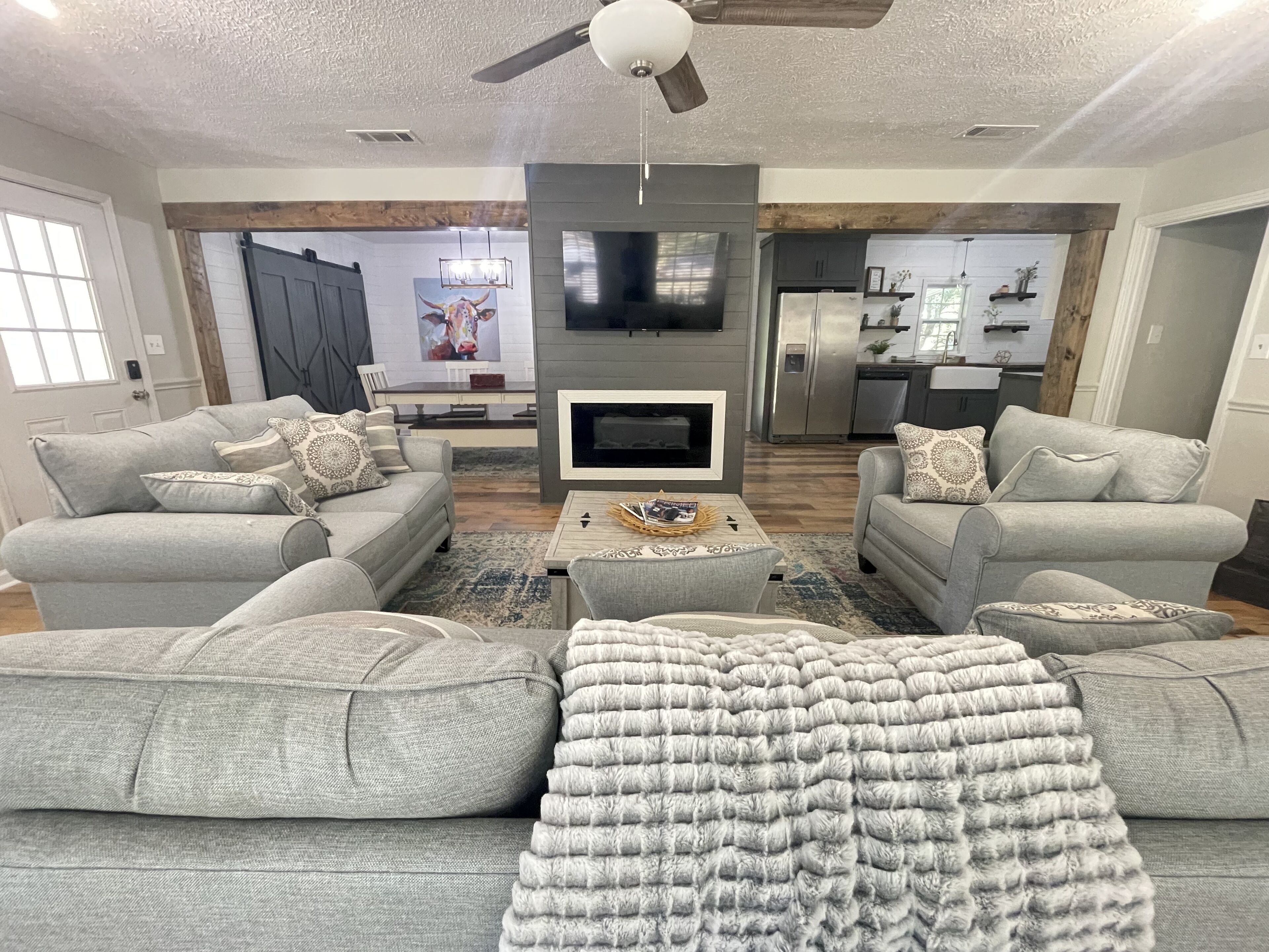 Smart TV, chimenea, videojuegos y libros 