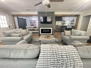 TV connectée, cheminée, jeux vidéo, livres