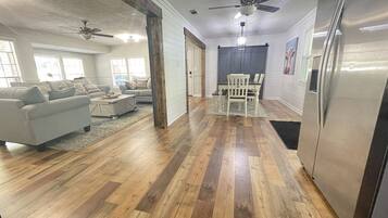 Smart TV, lareira, videogames, livros