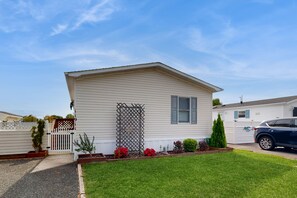 Property grounds - Coastal living with on-site pool, playground, grills, central AC, & washer/dryer (Berlin)