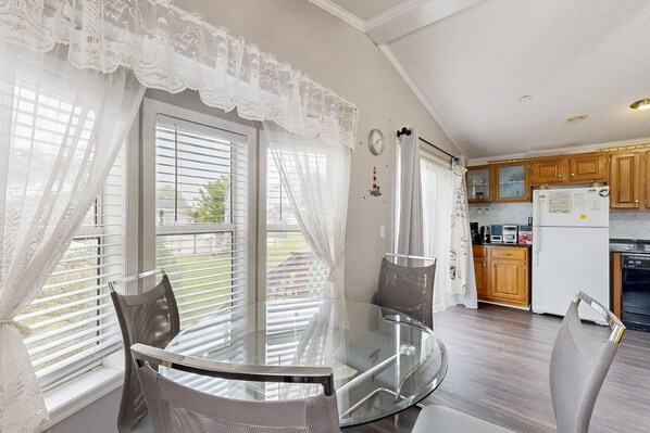 Dining - Coastal living with on-site pool, playground, grills, central AC, & washer/dryer (Berlin)