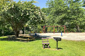 Outdoor dining - Coastal living with on-site pool, playground, grills, central AC, & washer/dryer (Berlin)