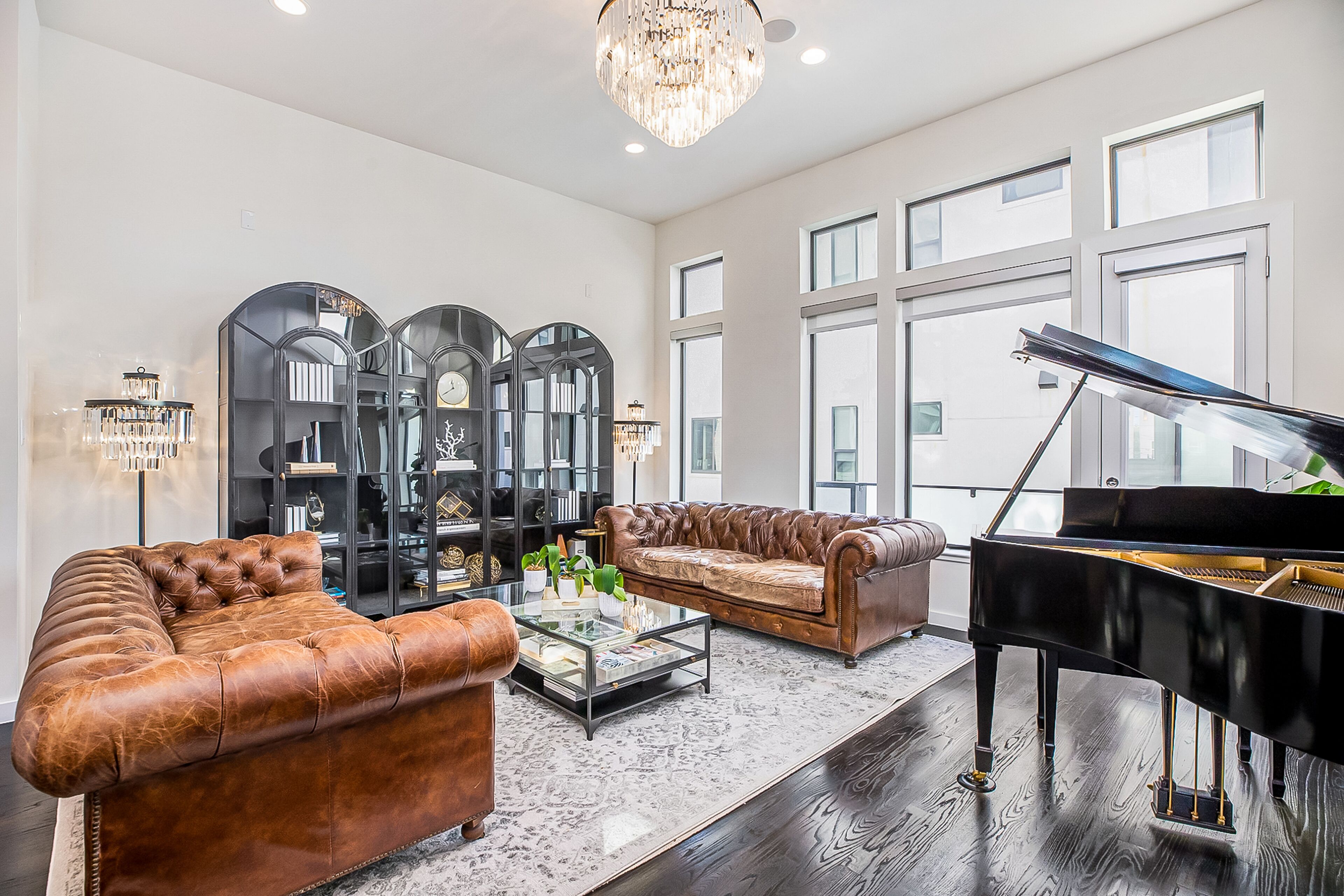 Four-story home with great terrace, skyline view & prime location near downtown