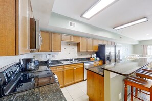 Frigorifero, microonde, forno, piano cottura