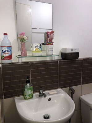 Shower, bidet, towels, soap - Sanitized, quite with 50mbps net, 42 inch tv & Netflix (Pasig)