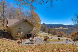 Property grounds - Private mountain home with amazing views, firepit & hot tub - near ski slopes (Banner Elk)