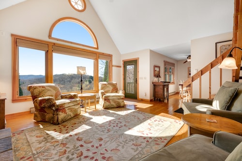 Private mountain home with amazing views, firepit & hot tub - near ski slopes
