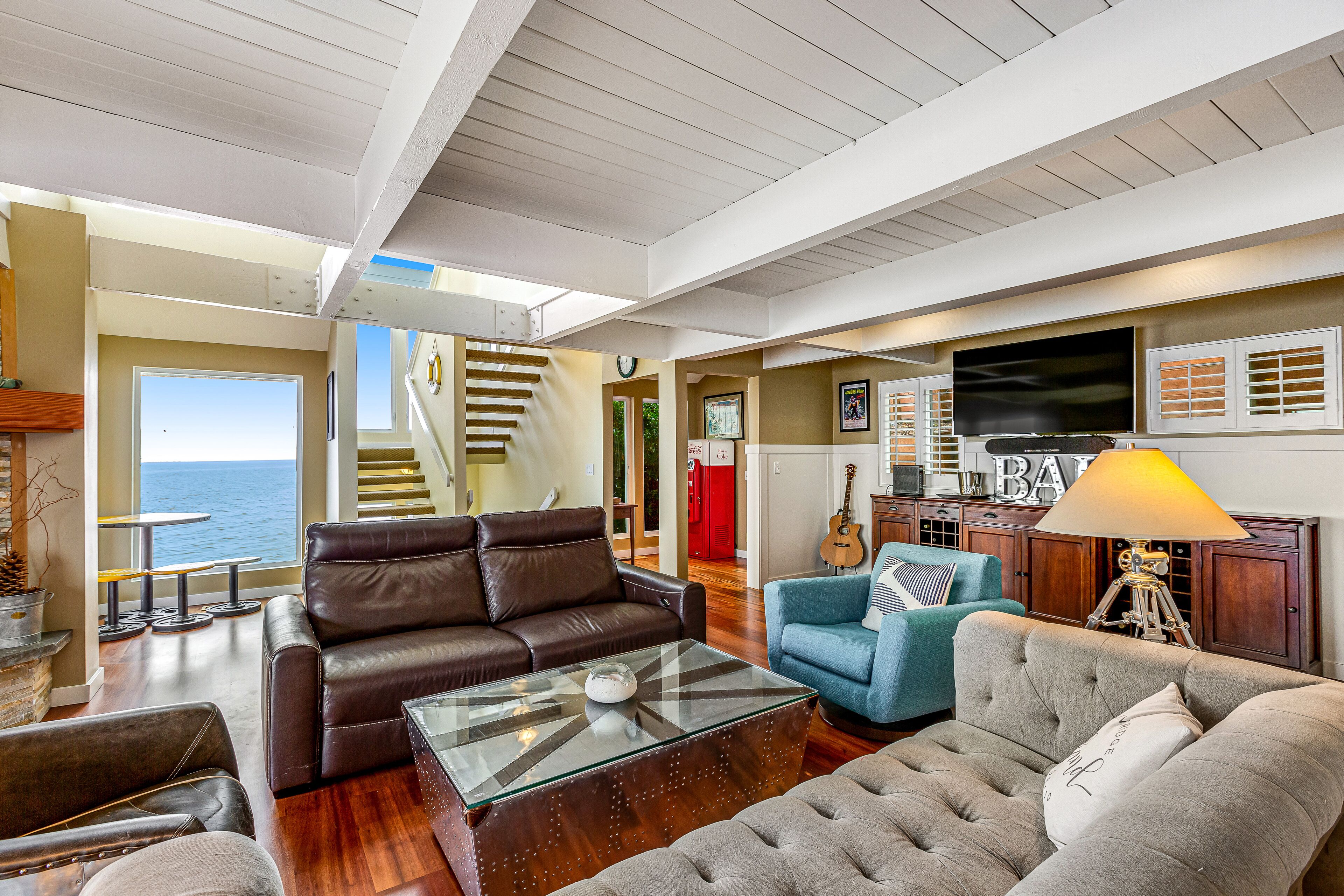 TV, fireplace, streaming services