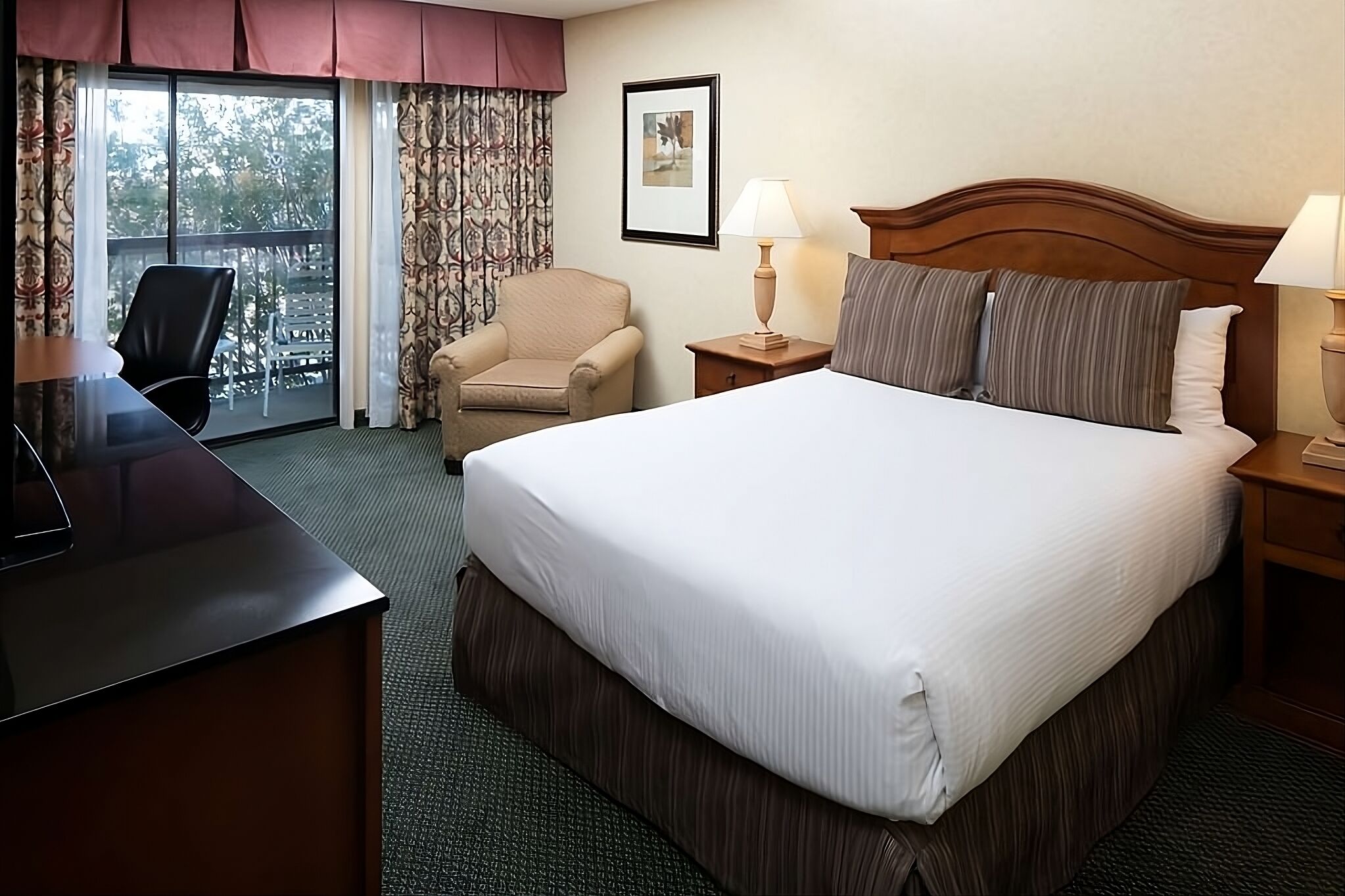 Your Relaxing Getaway Awaits! Outdoor Pool, FREE Parking, Pets Allowed!