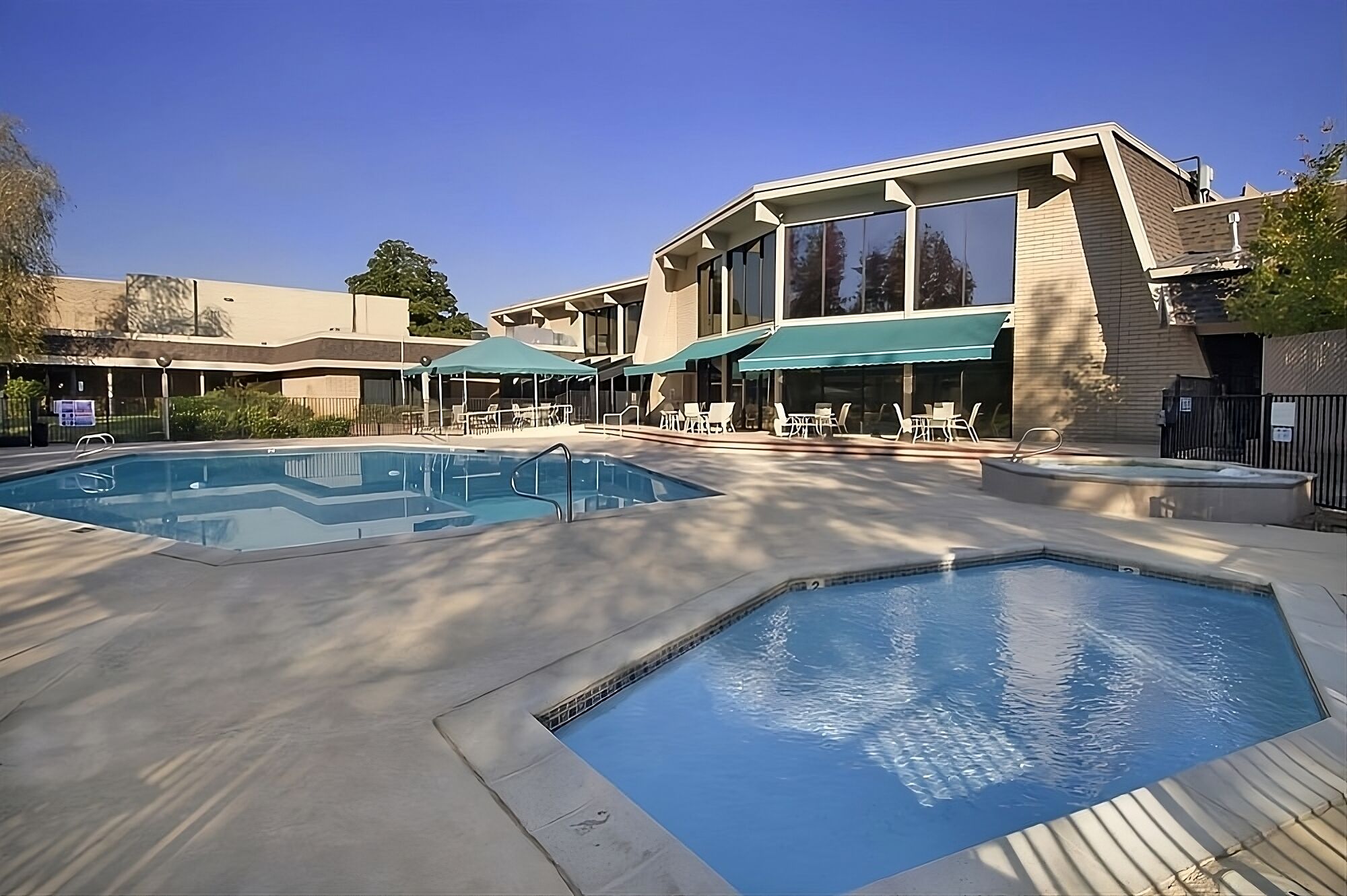 Nature Escape in Red Lion Hotel Redding! Comfy Unit, Gym, Pool, Restaurant