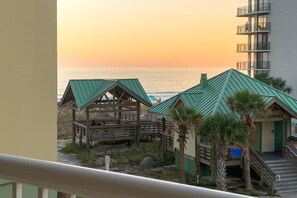 Property grounds - Modern 3rd-floor condo with beach & Gulf views, balcony, outdoor pool & gym (Fort Walton Beach)