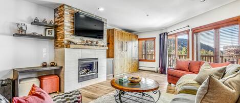 Televisión, chimenea, reproductor de DVD, futbolito