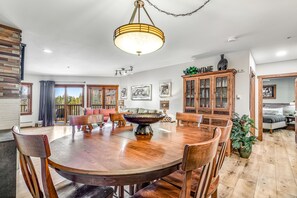 Dining - Mountain-view condo with pool, hot tub, fireplace, gym & W/D - walk to lifts (Keystone)