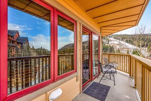 Property grounds - Mountain-view condo with pool, hot tub, fireplace, gym & W/D - walk to lifts (Keystone)