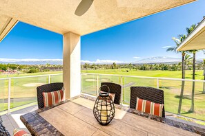 Outdoor dining - Spacious golf course condo with lanai, sweeping views, hot tub, & pool (Waikoloa)