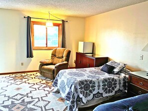 Basic Single Room | Individually decorated, individually furnished, laptop workspace