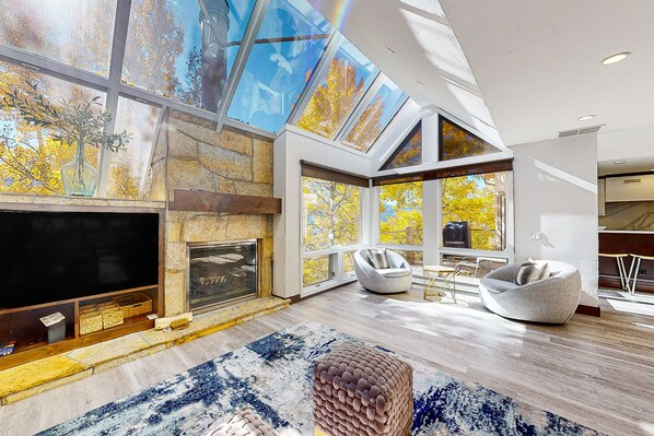 Televisión y chimenea 