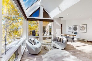 Televisión y chimenea 