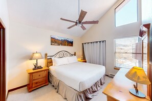 4 soverom, strykejern/-brett, internettilgang og sengetøy