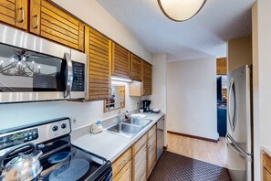 Kjøleskap, mikrobølgeovn, ovn og kokeplater