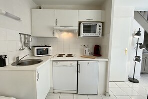 Frigorífic, microones, forn i cafetera i tetera