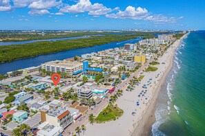 Beach nearby - Brilliant bungalow with a furnished patio & full kitchen - walk to the beach (Hollywood)