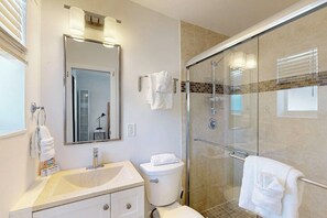 Towels - Brilliant bungalow with a furnished patio & full kitchen - walk to the beach (Hollywood)