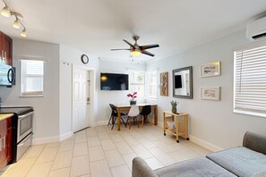 TV - Brilliant bungalow with a furnished patio & full kitchen - walk to the beach (Hollywood)
