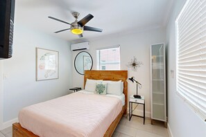 1 habitación, escritorio, tabla de planchar con plancha y internet 