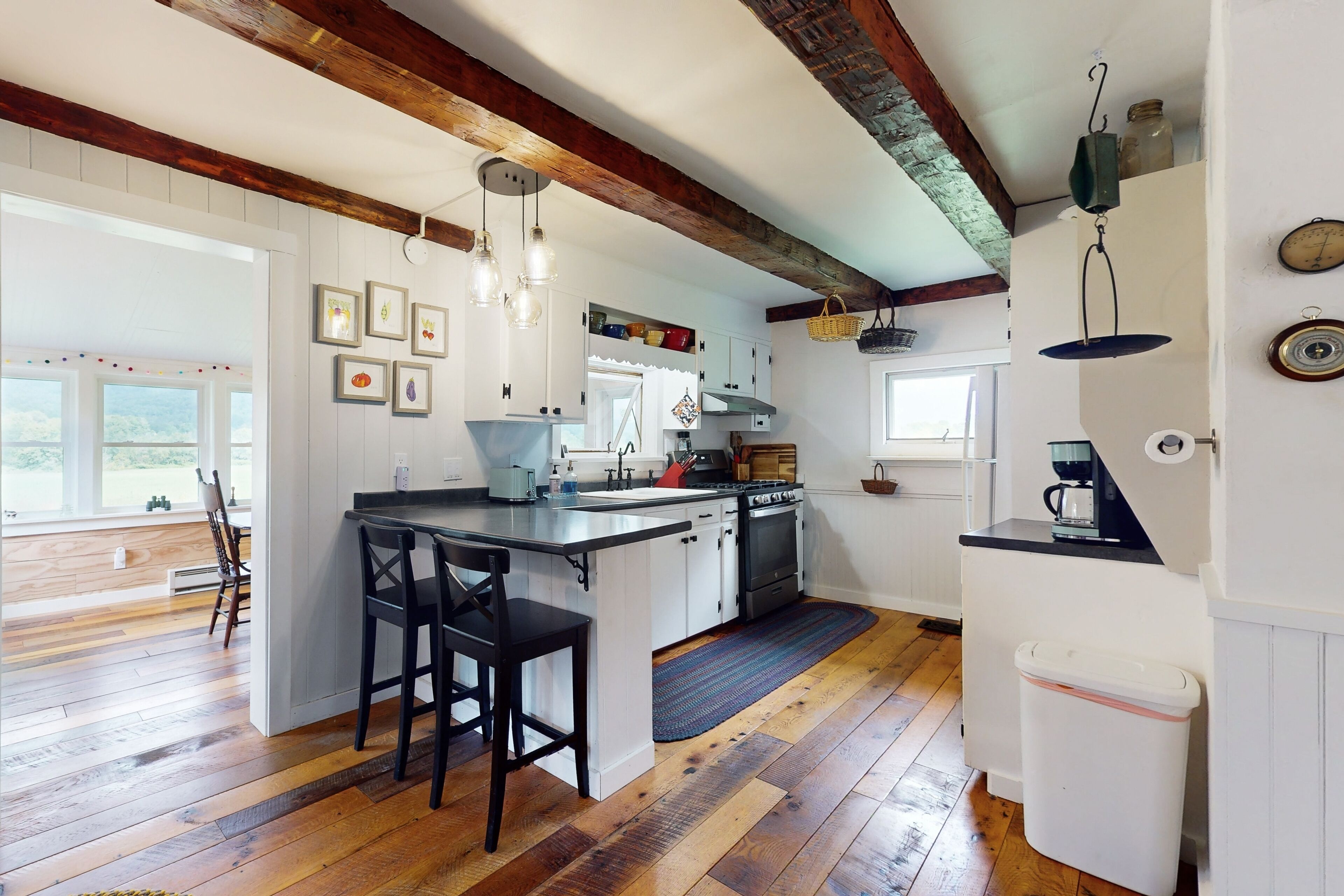 Réfrigérateur, four, plaque de cuisson, cafetière/bouilloire