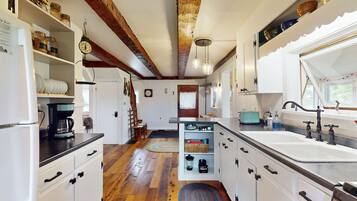 Fridge, oven, stovetop, coffee/tea maker