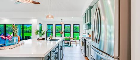 冷蔵庫、電子レンジ、オーブン、コンロ