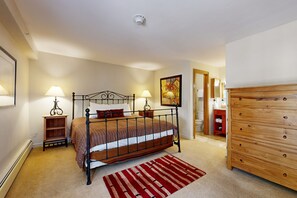 3 habitaciones, escritorio, tabla de planchar con plancha y internet 