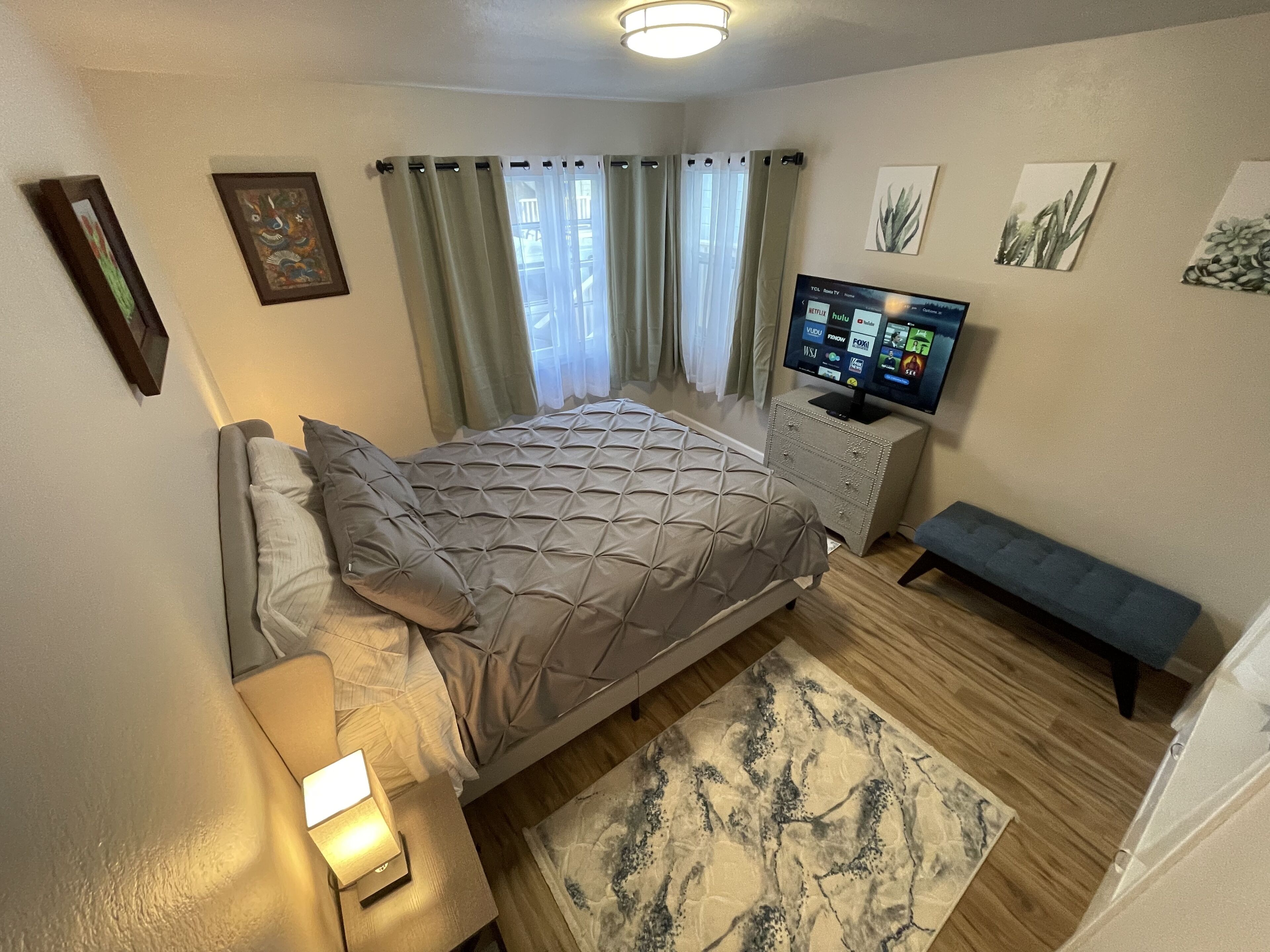 2 室のベッドルーム、WiFi (無料)、ベッドシーツ