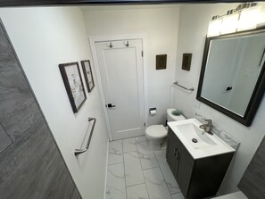 Ensemble douche/baignoire, sèche-cheveux, serviettes fournies, savon