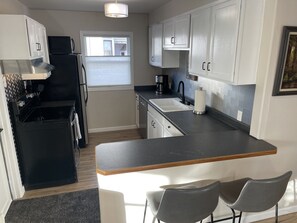 Kjøleskap, mikrobølgeovn, ovn og kokeplater