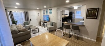 Cheerful Two Bedroom Bungalow Newly Remodeled! Arcade games, Air Hockey Table.