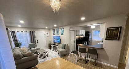 Cheerful Two Bedroom Bungalow Newly Remodeled! Arcade games, Air Hockey Table.
