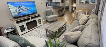 Cheerful Two Bedroom Bungalow Newly Remodeled! Arcade games, Air Hockey Table.