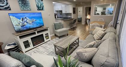 Cheerful Two Bedroom Bungalow Newly Remodeled! Arcade games, Air Hockey Table.