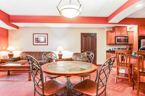 Dining - Roomy condo in quiet locale with jetted tub, fireplaces & AC (Wisconsin Dells)