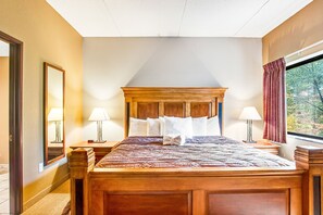 2 bedrooms, iron/ironing board, Internet, bed sheets - Roomy condo in quiet locale with jetted tub, fireplaces & AC (Wisconsin Dells)