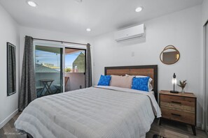 3 bedrooms, iron/ironing board, free WiFi, bed sheets - Steps from the bay and rooftop ocean views! (San Diego)