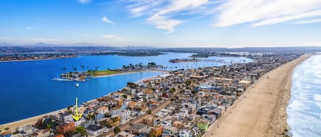 Chaises longues, serviettes de plage