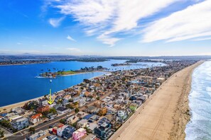 Sun-loungers, beach towels - Steps from the bay and rooftop ocean views! (San Diego)