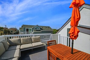 Outdoor dining - Steps from the bay and rooftop ocean views! (San Diego)
