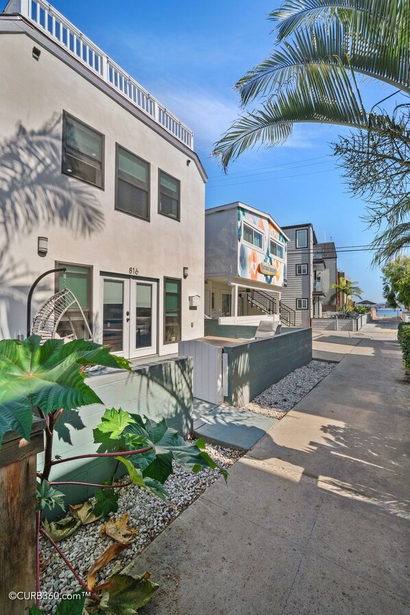 Exterior - Steps from the bay and rooftop ocean views! (San Diego)