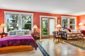 4 bedrooms, desk, Internet, bed sheets